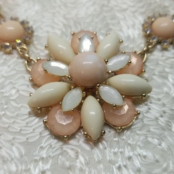 Three peach cream layered flowers with rhinestone flowers gold tone Bib Necklace - Picture 3 of 9